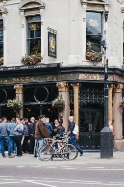 İnsanlar ayakta ve içecek dışında on Bells pub shored içinde