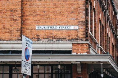 Spitalfields Market, Lo bir duvarüzerinde Brushfield Street isim işareti