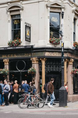 İnsanlar ayakta ve içecek dışında on Bells pub shored içinde