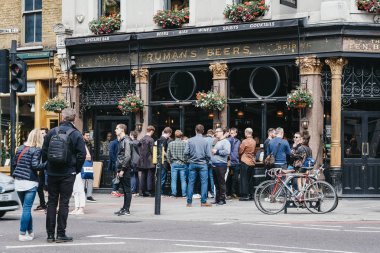 İnsanlar ayakta ve içecek dışında on Bells pub shored içinde