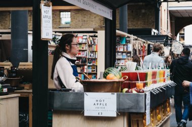 Spitalfields Market, Londra'da taze soğuk preslenmiş meyve suyu satışa sunuldu,