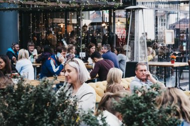 Spitalfields Market, Lon içinde yiyecek ve içeceklerin tadını çıkaran insanlar