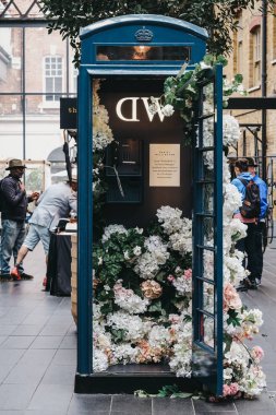 Daniel Wellington insi sponsorluğunda Çiçek dekore telefon kulübesi