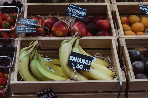 スピタルフィールズマーケット、ローで販売されている木箱の新鮮な果物 — ストック写真