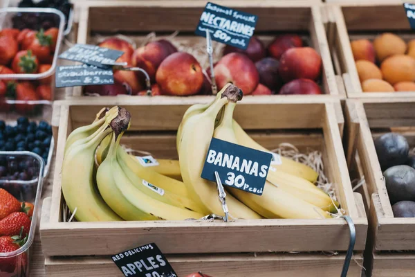 Fresh fruits in wooden crates on sale at Spitalfields Market, Lo — Stock Photo, Image