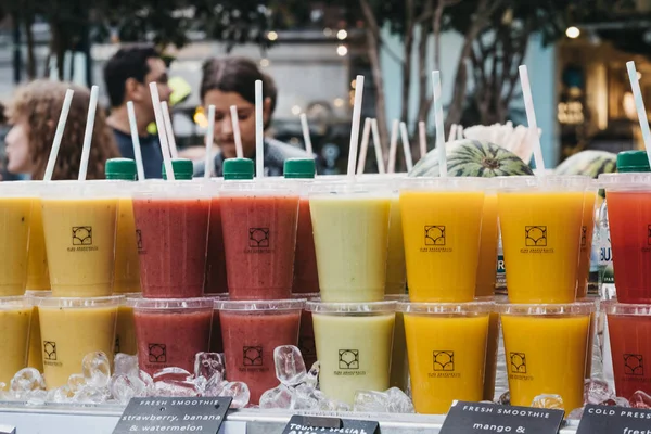 Fresh cold pressed juice on sale at Spitalfields Market, London, — Stock Photo, Image