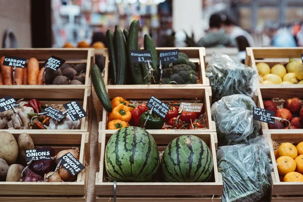 Fresh fruit and vegetables on sale at a market. — Stock Photo, Image