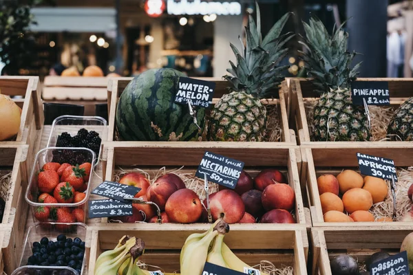 Vers fruit in houten kisten te koop bij Spitalfields Market, lo — Stockfoto