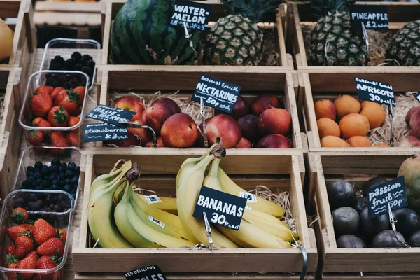 Frutas frescas en cajas de madera a la venta en Spitalfields Market, Lo —  Fotos de Stock