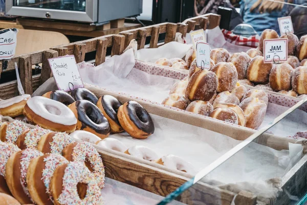 Frische Donuts auf einem Markt in London, Großbritannien. — Stockfoto