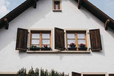 Geleneksel, eski bir Lüksemburg evinin pencereleri.