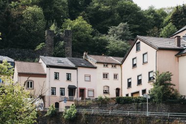 Vianden, Lüksemburg 'daki tipik Luxembourgish evlerin cepheleri.