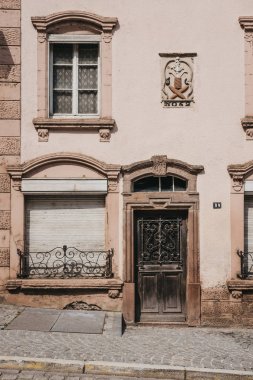Vianden, Lüksemburg'da eski bir Lüksemburg evinin cephesi.