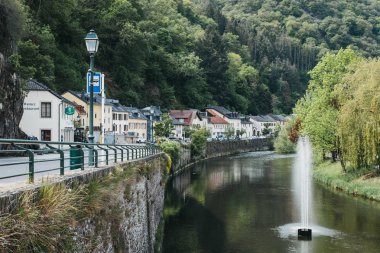 Nehir deki Çeşmeler Vianden, Lüksemburg'da Bizim.