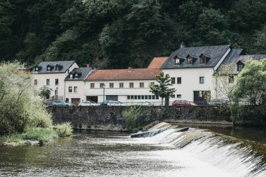 Weir nehir üzerinde Bizim Vianden, Lüksemburg.