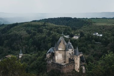 Vianden Kalesi'nin yukarıdan görünümü, Lüksemburg.