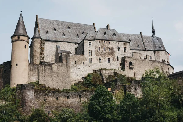 Low angle against the sky view of Vianden Castle, Luxembourg. — Stock Photo, Image