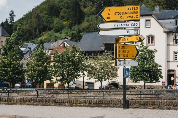 Sinais direcionais em uma rua em Vianden, Luxemburgo . — Fotografia de Stock