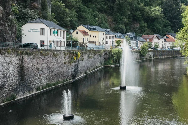 Fuentes en el río Our en Vianden, Luxemburgo . — Foto de Stock
