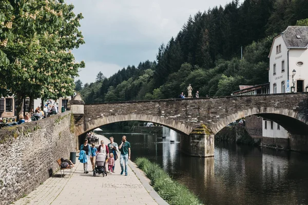 Personas caminando por el río Nuestro en Vianden, Luxemburgo . — Foto de Stock