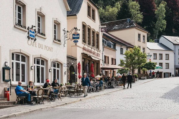 Mensen lopen langs Cafe du Pont en Brasserie des Arts Restaurant — Stockfoto