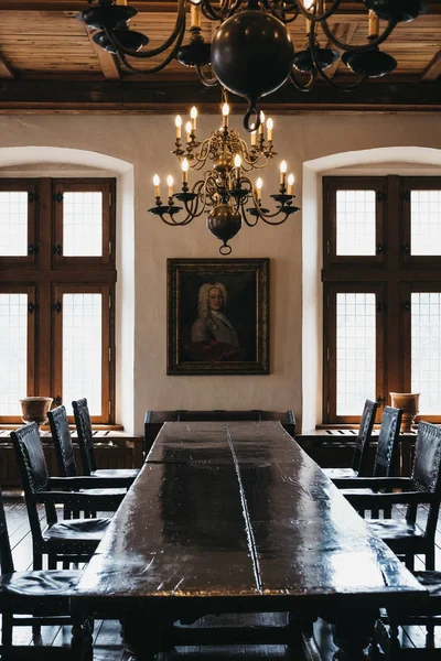 Exposição de uma sala de jantar dentro do Castelo de Vianden, Vianden, Luxemburgo — Fotografia de Stock