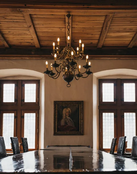 Exposição de uma sala de jantar dentro do Castelo de Vianden, Vianden, Luxemburgo — Fotografia de Stock