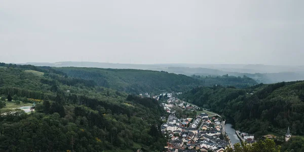 Vista panorámica de alto ángulo de Vianden, Luxemburgo . — Foto de Stock
