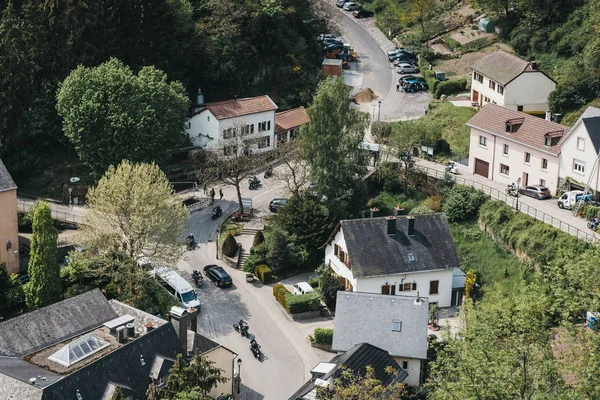 Blick auf biker, die vom schloss vianden durch vianden fahren, luxem — Stockfoto