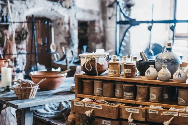 Ausstellung mittelalterlicher Küche im Schloss Vianden, Luxemburg. — Stockfoto