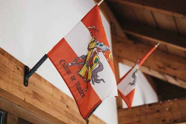 卢森堡维安登城堡内墙上的国旗. — 图库照片