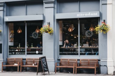 Görevli kafe ve bar içindeki kişilerin penceresinden görüntüleyin 