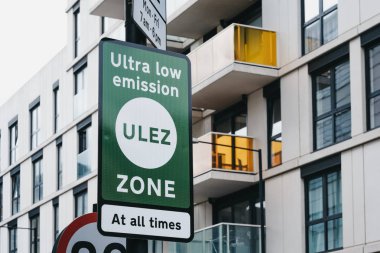 L'de bir sokakta Ultra Düşük Emisyon Bölgesi 'ni (Ulez) gösteren işaretler