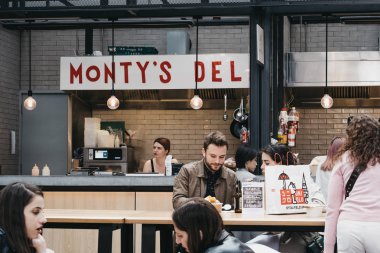 Spita'da Montys Nyc tarzı şarküteri standı önünde eğlenen insanlar