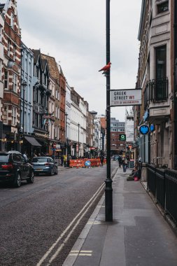 Soho,Londra, İngiltere'deki Greek Street'te sokak adı işareti.