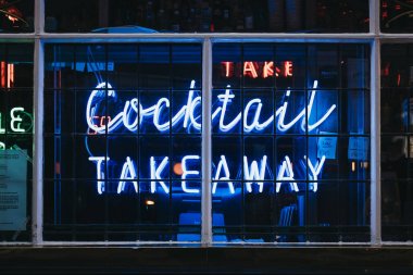 Soho bir barda neon ışık tabela kokteyller ilerler