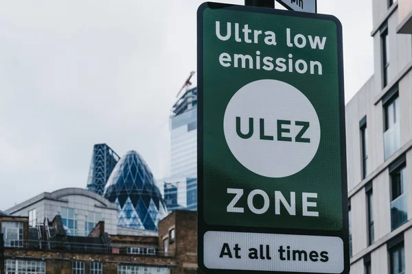 Signs indicating Ultra Low Emission Zone (ULEZ) on a street in L — Stock Photo, Image