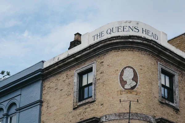 Название паба Queens Head против голубого неба в Шордиче, Лондон, Великобритания . — стоковое фото