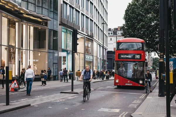 Велосипедисты и автобус на Оксфорд-стрит, Лондон, Великобритания . — стоковое фото
