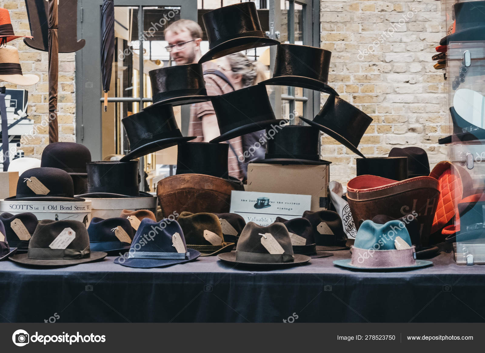 dramatisk Perth Blackborough Føderale Vintage hats on sale at stall inside Spitalfields Market, London – Stock  Editorial Photo © AlenaKr #278523750