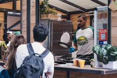 Spitalfields Mar içinde Beijummy tezgahından yiyecek sipariş insanlar