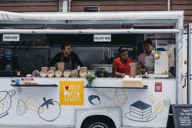 Spitalfields Market, Lon içinde Lovely Pasta gıda kamyon personel