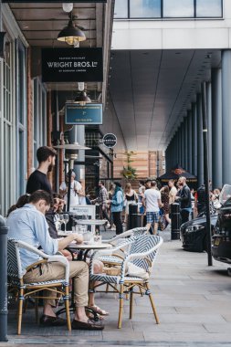Sp Wright Bros deniz ürünleri restoranın açık masalarda İnsanlar