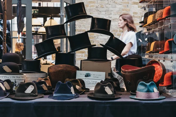 Sombreros vintage a la venta en el puesto de Spitalfields Market, Londres — Foto de Stock