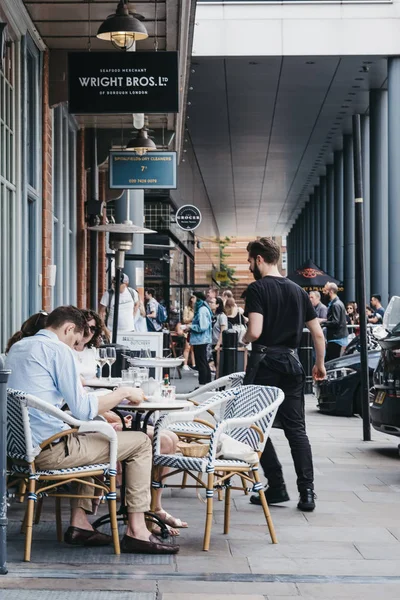 Pessoas em mesas ao ar livre do restaurante de frutos do mar Wright Bros em Sp — Fotografia de Stock