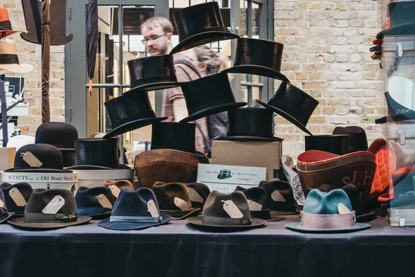 Chapeaux vintage en vente au stand à l'intérieur du Spitalfields Market, Londres — Photo