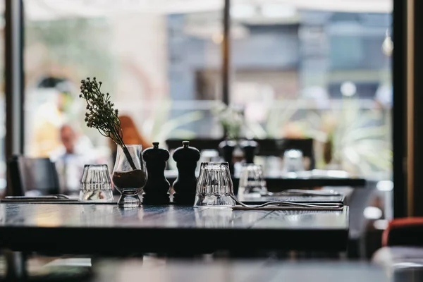 Mesas dentro del restaurante, enfoque selectivo, luz natural . — Foto de Stock