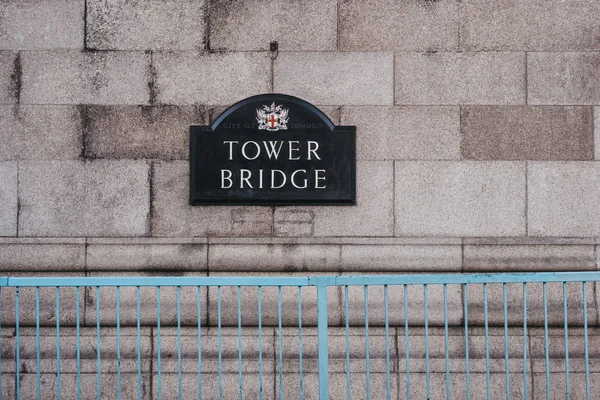 Névjel a falon a Tower Bridge, London, Egyesült Királyság. — Stock Fotó