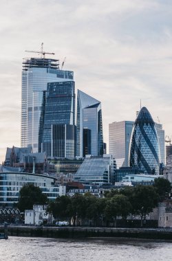 Londra Şehrinin gökdelenleri ve modern ofis binaları, U