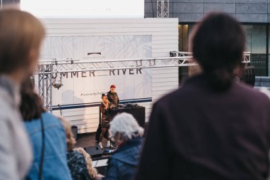 Summer by the River 2019 festiva'da sahnede performans sergileyen şarkıcı